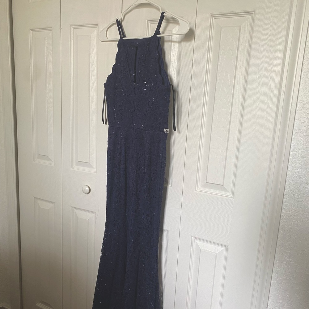 Royal blue long lace dress with detalle at waist . Beautiful
